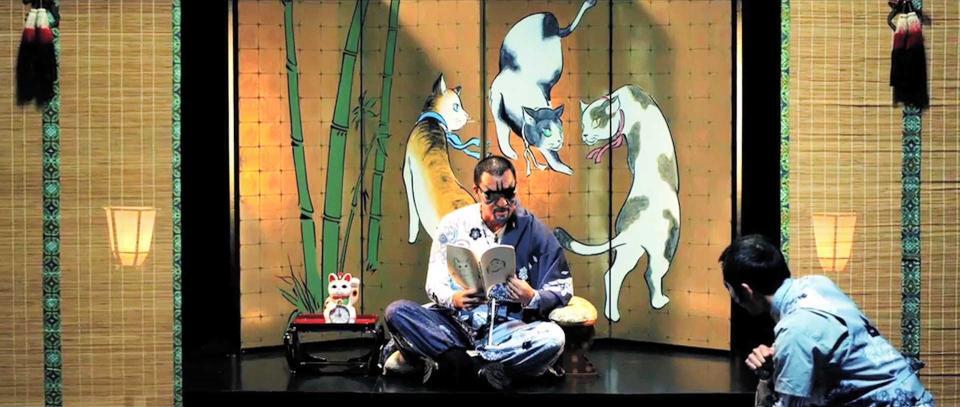 　猫の図鑑に夢中の蝶野正洋