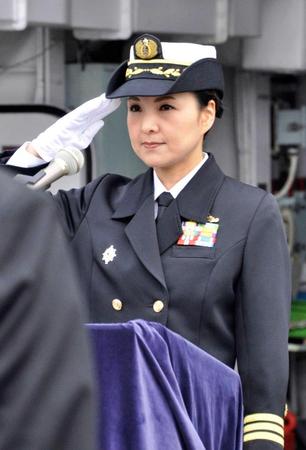 現役護衛艦初の女性艦長として着任した大谷三穂２等海佐＝神奈川県横須賀市の海上自衛隊横須賀基地