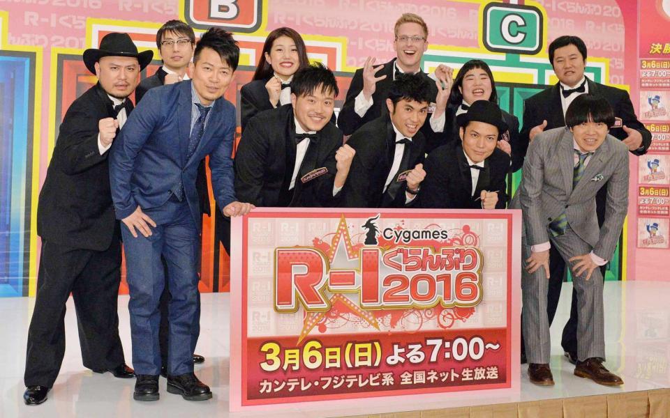 　司会の雨上がり決死隊とＲ-１ぐらんぷり２０１６決勝進出者＝品川プリンスホテル（撮影・田村亮介）