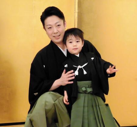 舞台初お目見えとなる長男・和史くん（右）と会見に出席した尾上菊之助＝都内