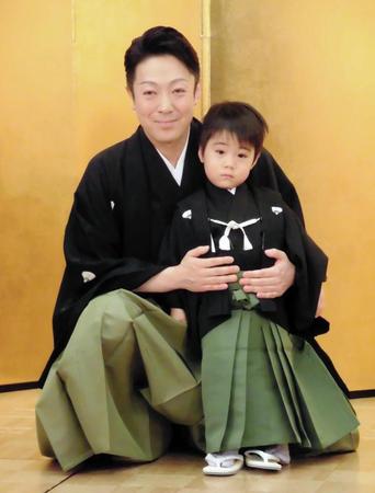 舞台初お目見えとなる長男・和史くん（右）と会見に出席した尾上菊之助＝都内