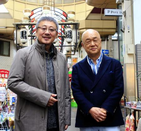 読売テレビ「クチコミ新発見！旅ぷら」のロケを行った田山涼成（右）と松尾貴史＝大阪・黒門市場