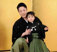 舞台初お目見えとなる長男・和史くん（右）と会見に出席した尾上菊之助＝都内