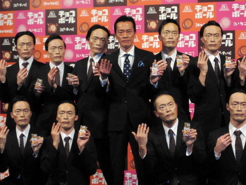 「チョコボール新ＣＭ発表会」に出席した遠藤憲一（後列左から４人目）