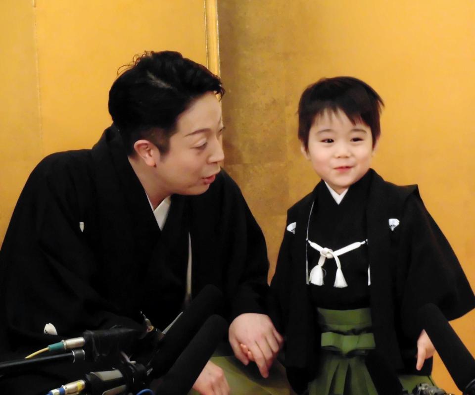 舞台初お目見えとなる長男・和史くん（右）と会見に出席した尾上菊之助＝都内