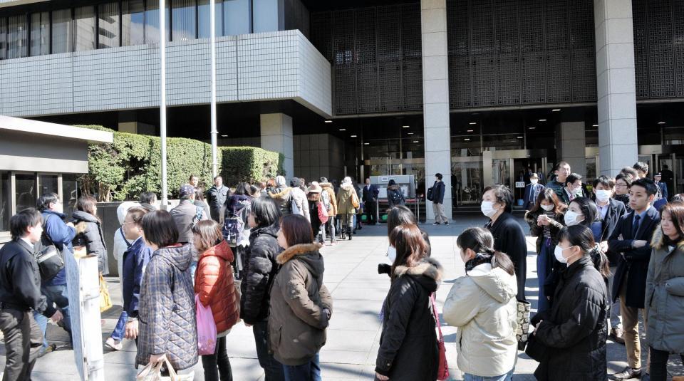 傍聴券を求めて列をなすたくさんの人たち＝東京地方裁判所（撮影・園田高夫）