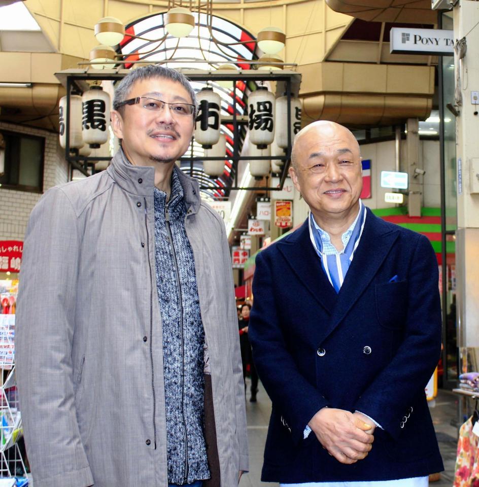 読売テレビ「クチコミ新発見！旅ぷら」のロケを行った田山涼成（右）と松尾貴史＝大阪・黒門市場