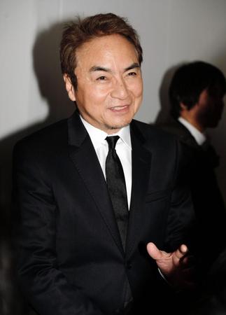 囲み会見で中村梅之助さんとの想い出を語る西郷輝彦＝東京・青山葬儀所（撮影・開出牧）