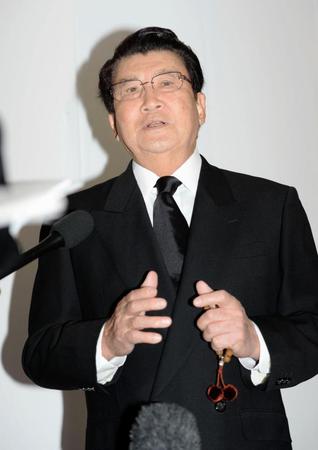 囲み会見で中村梅之助さんとの想い出を語る里見浩太朗＝東京・青山葬儀所（撮影・開出牧）