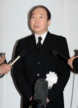 囲み会見で父・中村梅之助さんとの想い出を語る中村梅雀＝東京・青山葬儀所（撮影・開出牧）