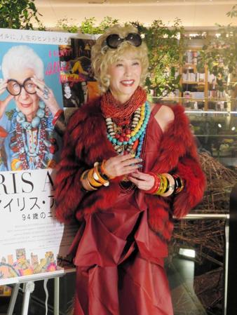 映画の主人公をイメージした衣装で登場した萬田久子＝東京・二子玉川