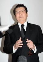 囲み会見で中村梅之助さんとの想い出を語る里見浩太朗＝東京・青山葬儀所（撮影・開出牧）