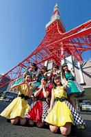 東京タワー前で発売イベントを行った（前列左から）カントリー・ガールズの梁川奈々美、森戸知沙希、船木結、（後列左から）嗣永桃子、稲場愛香、小関舞、山木梨沙