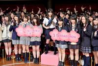 制服女子中高生とのイベントを盛り上げた橋本環奈（中央）＝品川プリンスホテル　クラブｅＸ