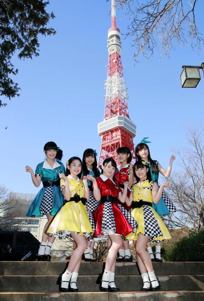 東京タワー前で発売イベントを行った（前列左から）梁川奈々美、森戸知沙希、船木結、（後列左から）嗣永桃子、稲場愛香、小関舞、山木梨沙 