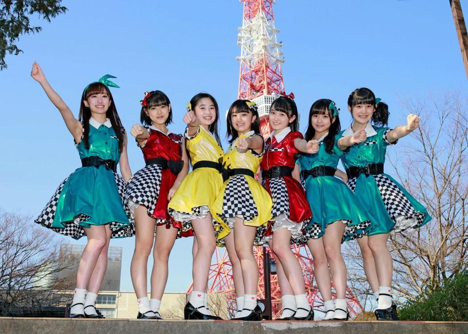 東京タワー前で発売イベントを行った（左から）カントリー・ガールズの山木梨沙、小関舞、梁川奈々美、船木結、森戸知沙希、稲場愛香、嗣永桃子 