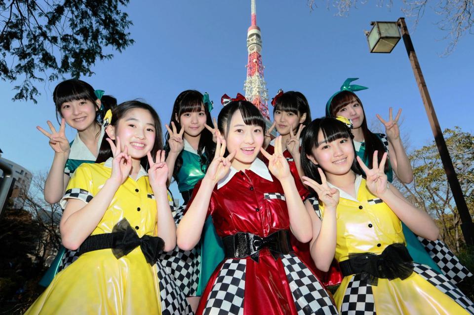 東京タワー前で発売イベントを行った（前列左から）カントリー・ガールズの梁川奈々美、森戸知沙希、船木結、（後列左から）嗣永桃子、稲場愛香、小関舞、山木梨沙  