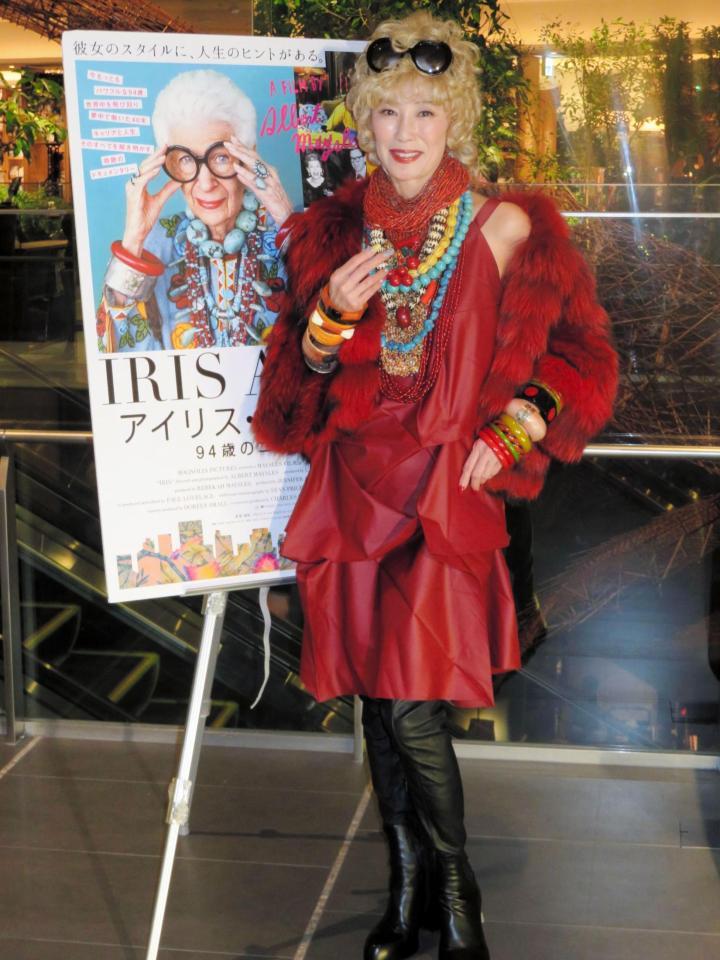 映画の主人公をイメージした衣装で登場した萬田久子＝東京・二子玉川