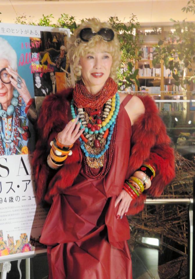映画の主人公をイメージした衣装で登場した萬田久子＝東京・二子玉川