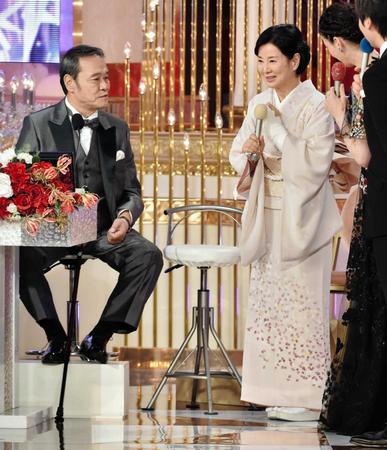 西田敏行（左）から声をかけられる吉永小百合＝都内