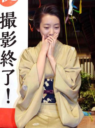 　感無量の波瑠＝ＮＨＫ大阪（撮影・佐藤厚）