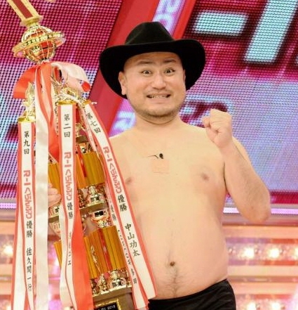 優勝しトロフィーを手にガッツポーズを決めるハリウッドザコシショウ＝東京・フジテレビ（撮影・開出牧）