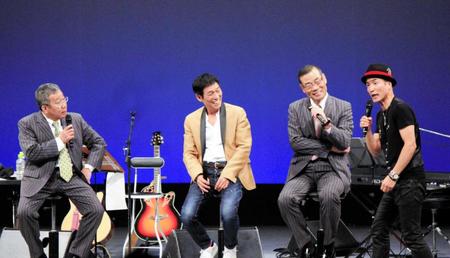　大平サブロー（右）と、ゲスト出演した（左から）オール阪神、明石家さんま、オール巨人＝なんばグランド花月