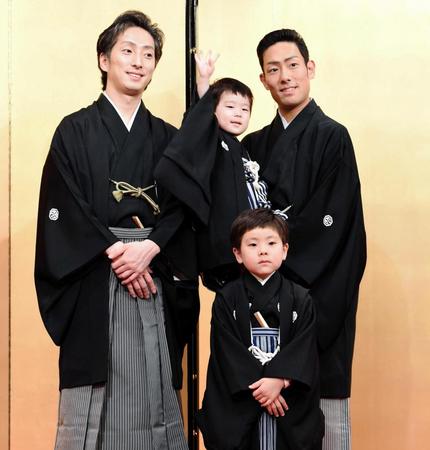 会見を終え記念写真に応じる（左から）中村七之助、波野哲之、波野七緒八、中村勘九郎＝ホテルオークラ（撮影・棚橋慶太）