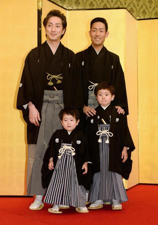 会見を終え記念撮影に応じる（前列左から）波野哲之、波野七緒八（後列左から）中村七之助、中村勘九郎＝ホテルオークラ（撮影・棚橋慶太）