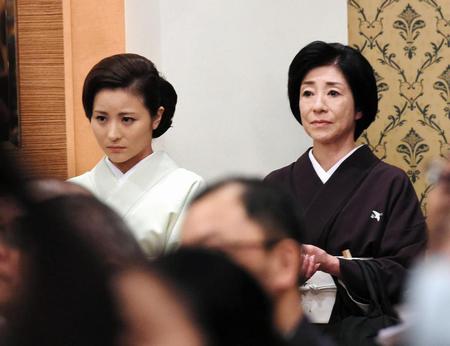 息子の波野七緒八、波野哲之の会見を見守る前田愛（左）＝ホテルオークラ（撮影・棚橋慶太）