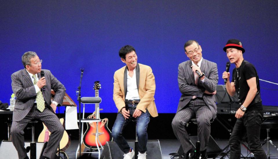 　大平サブロー（右）と、ゲスト出演した（左から）オール阪神、明石家さんま、オール巨人＝なんばグランド花月