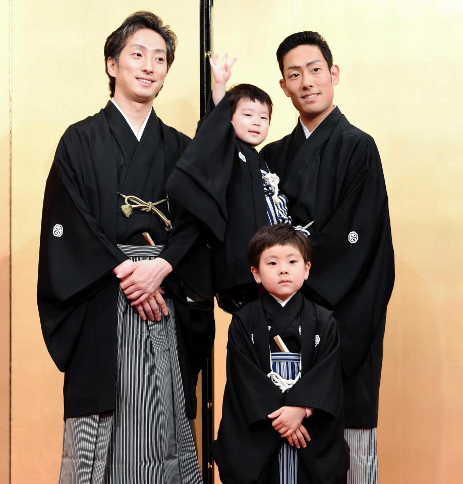 会見を終え記念写真に応じる（左から）中村七之助、波野哲之、波野七緒八、中村勘九郎＝ホテルオークラ（撮影・棚橋慶太）