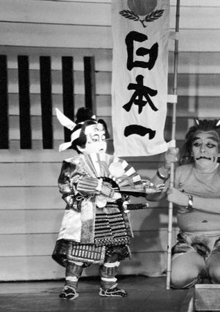 　１９５９年４月の歌舞伎座で行われた「昔噺桃太郎」で初舞台を踏んだ中村勘三郎さん（左）