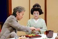 芸者役の渡辺麻友（右）と田村正和の共演シーン