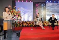 田村正和（右）から夫の巨人・長野について逆質問され、慌てる下平さやかアナ　