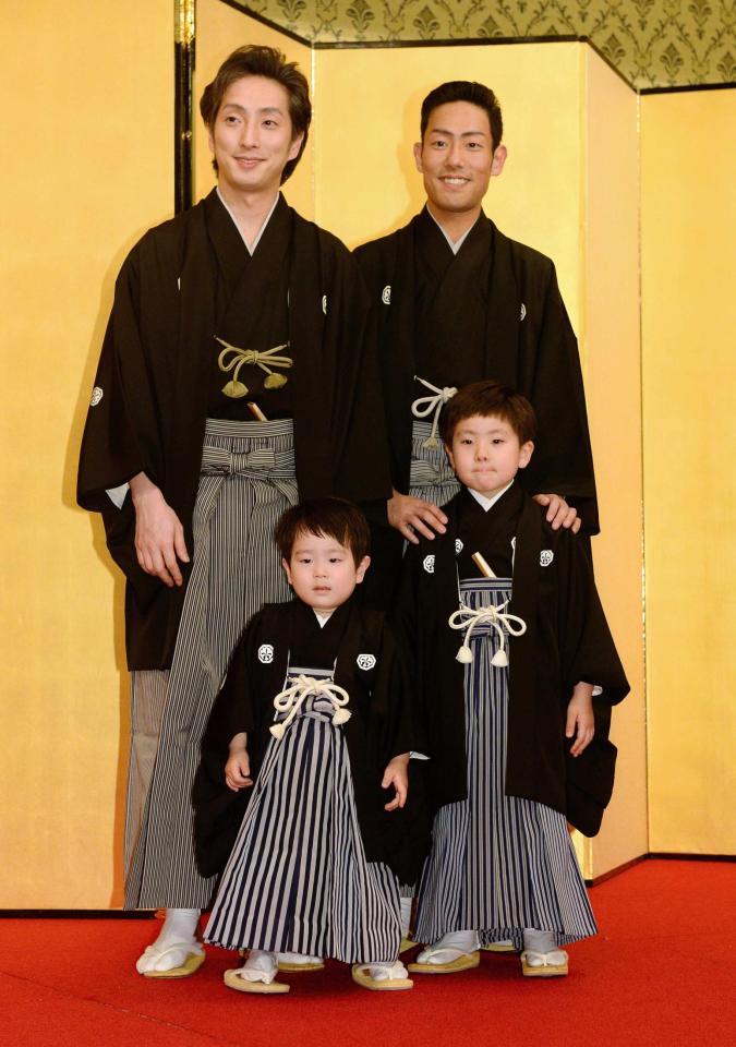 記念撮影に応じる（前列左から）波野哲之ちゃん、波野七緒八くん（後列左から）中村七之助、中村勘九郎＝都内のホテル