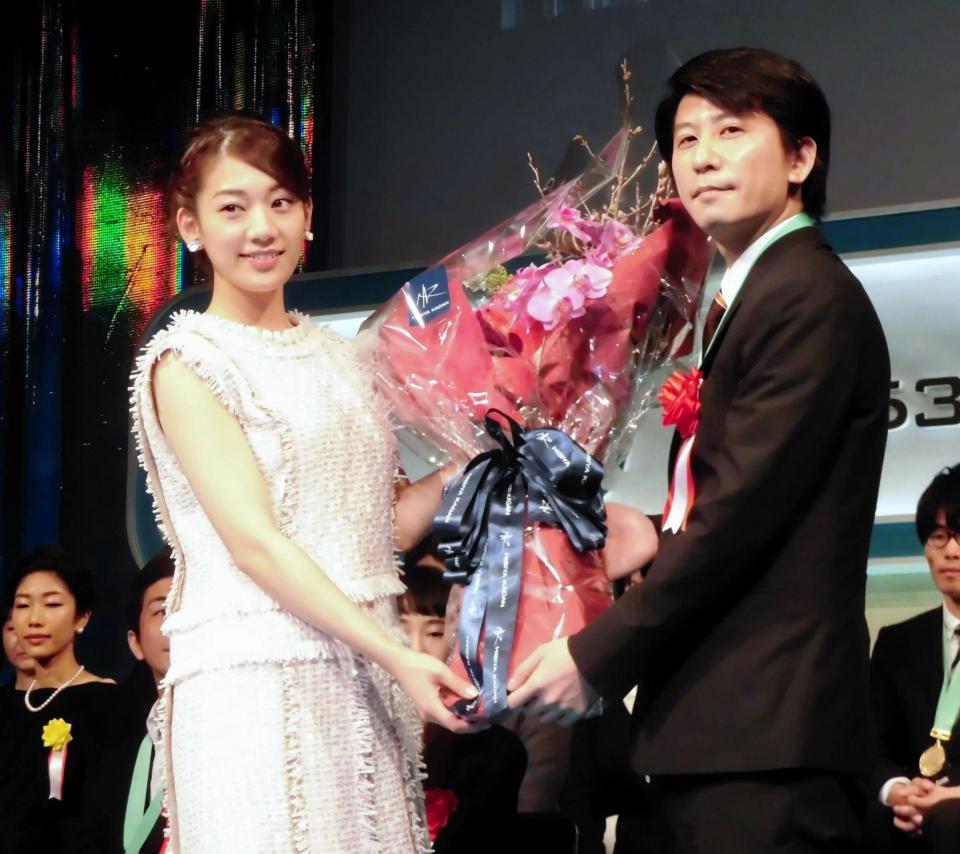 「第５３回宣伝会議賞」でグランプリを獲得し、プレゼンターの佐藤美希（左）に祝福される「ザ・フライ」の今野和人＝都内