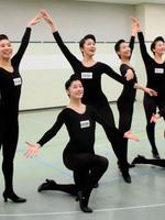 ラインダンスを披露する蘭世惠翔（左から２人目）ら１０２期生＝宝塚歌劇団稽古場