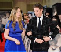 ハンナ夫人（左）をエスコートするエディ・レッドメイン＝東京都千代田区の有楽町マリオン（撮影・出月俊成）