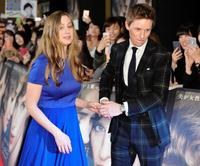 ハンナ夫人（左）をエスコートするエディ・レッドメイン＝東京都千代田区の有楽町マリオン（撮影・出月俊成）