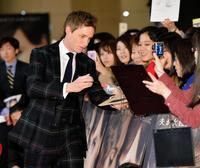 レッドカーペットでファンと触れ合うエディ・レッドメイン（左）＝東京都千代田区の有楽町マリオン（撮影・出月俊成）