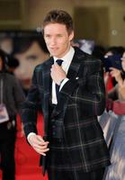 レッドカーペットに立つエディ・レッドメイン＝東京都千代田区の有楽町マリオン（撮影・出月俊成）