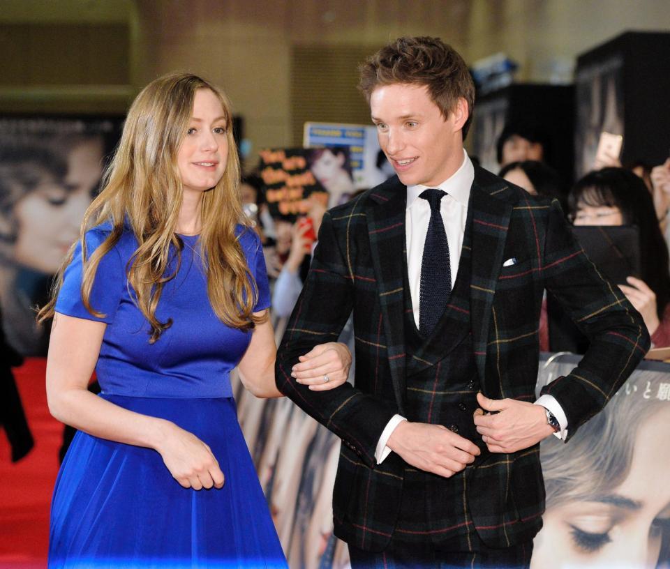 ハンナ夫人（左）をエスコートするエディ・レッドメイン＝東京都千代田区の有楽町マリオン（撮影・出月俊成）