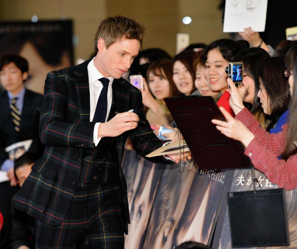 レッドカーペットでファンと触れ合うエディ・レッドメイン（左）＝東京都千代田区の有楽町マリオン（撮影・出月俊成）