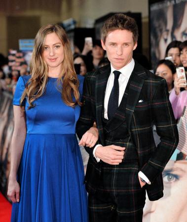 　ハンナ夫人（左）とのツーショットを披露するエディ・レッドメイン＝東京都千代田区の有楽町マリオン（撮影・出月俊成）