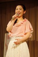 新曲発表会で熱唱する工藤あやの＝大阪府堺市のおおとりウイングス