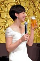おいしそうにビールを飲む滝川クリステル＝東京・六本木