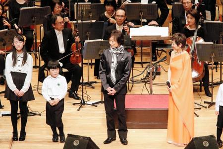 指揮者として参加し、石巻の子供たち、クミコ（右）らとコラボしたステージを披露したつんく♂（右から２人目）＝東京・サントリーホール