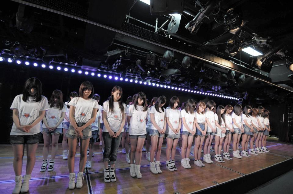 黙とうするＡＫＢ４８＝東京・秋葉原のＡＫＢ劇場