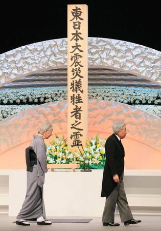 　政府主催の追悼式に出席された天皇、皇后両陛下＝東京都千代田区の国立劇場（代表撮影）